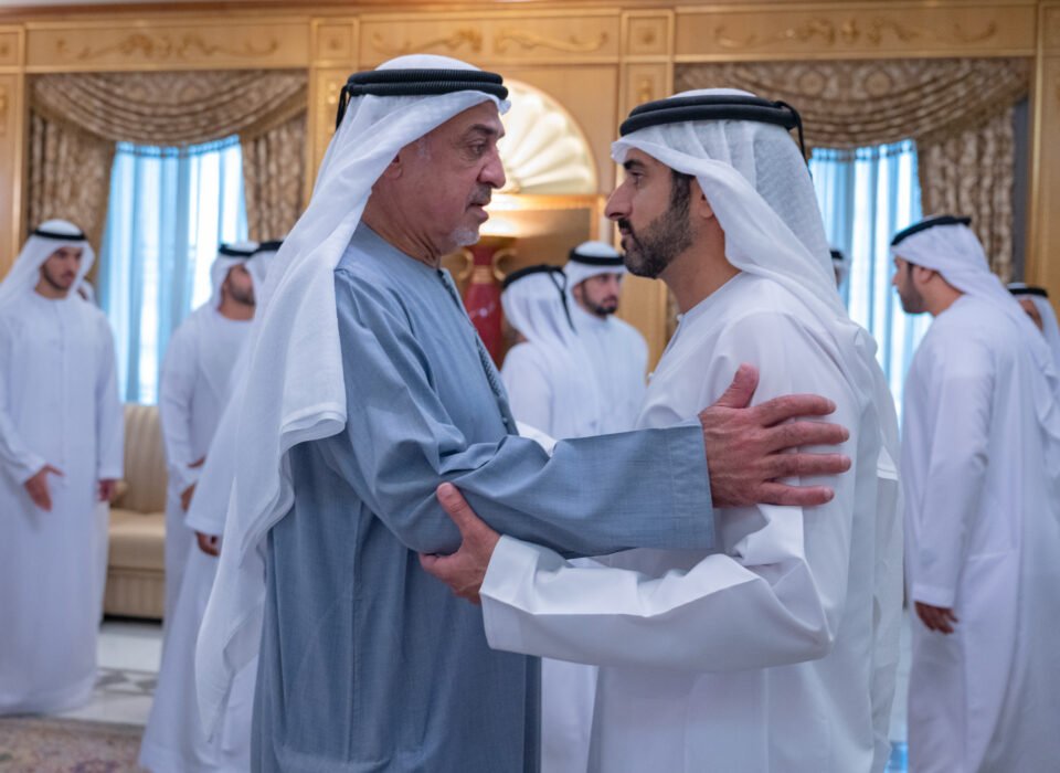 حمدان بن محمد يواصل تقبّل التعازي لليوم الثاني بوفاة الشيخ أحمد بن راشد وإلى جانبه مكتوم بن محمد وأحمد بن محمد