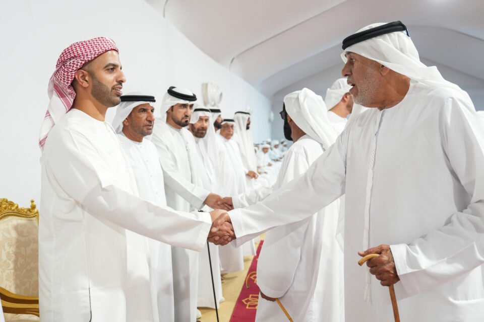 محمد بن سعود يقدم واجب العزاء في وفاة سعيد راشد العابدي