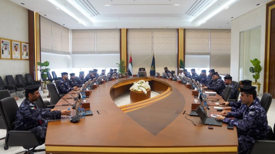 اللجنة العليا الدائمة بشرطة عجمان تناقش سبل تطوير الأداء المؤسسي