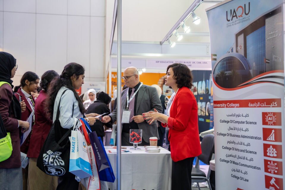 جامعة أم القيوين تستعرض برامجها الأكاديمية في معرض التعليم الدولي بالشارقة