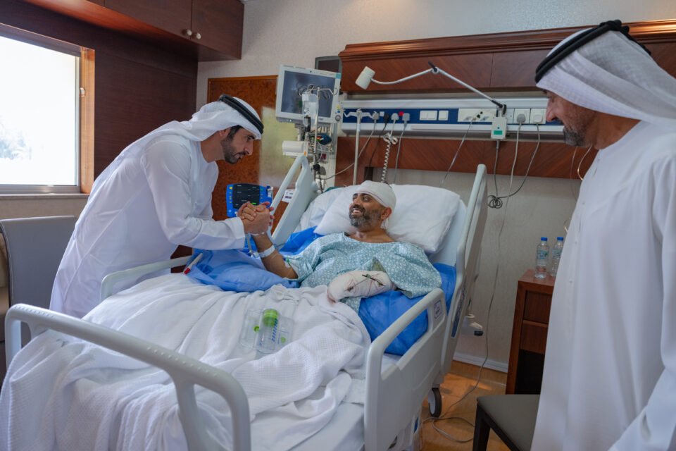 حمدان بن محمد يزور طيار "فلاي دبي" ويشيد بشجاعته