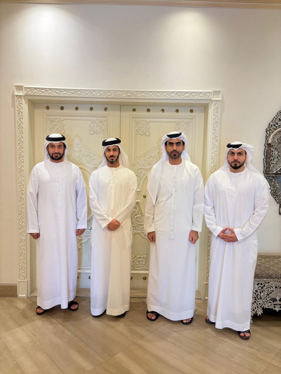 زايد بن حمد آل نهيان يستقبل اللجنة المنظمة العليا لبطولة كأس الإمارات العالمي لسباقات الصقور