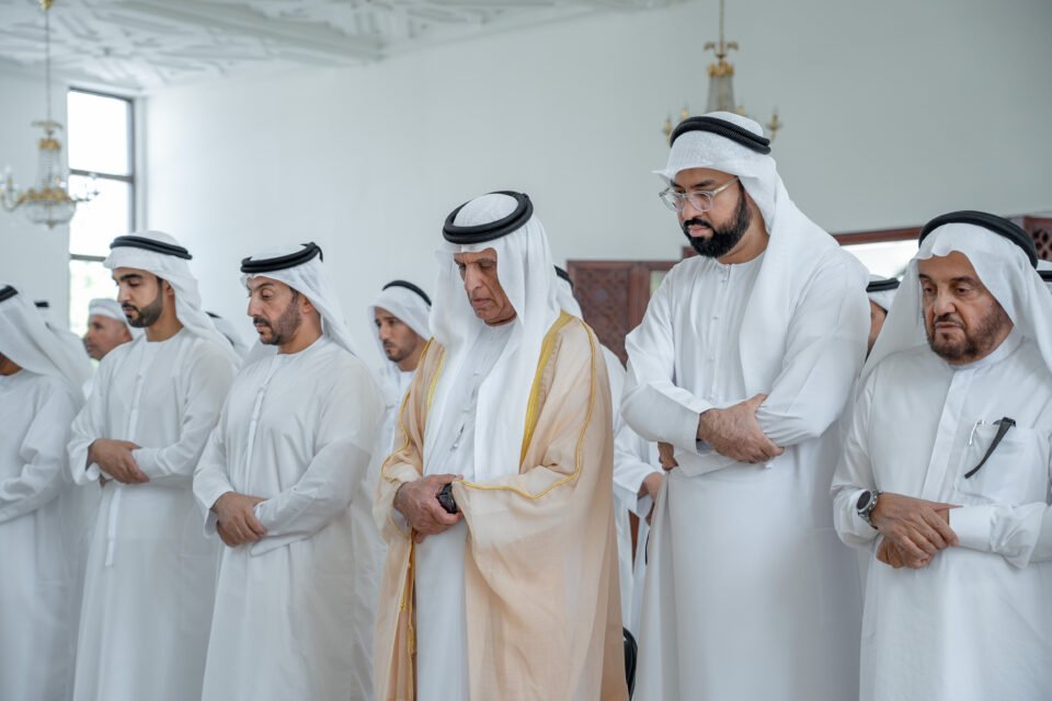 سعود بن صقر يؤدي صلاة الاستسقاء في مسجد الشيخ صقر بن محمد القاسمي بخزام