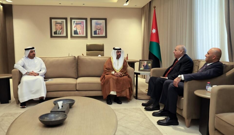 سفير الإمارات يلتقي رئيس مجلس النواب الأردني ويبحثان تعزيز التعاون