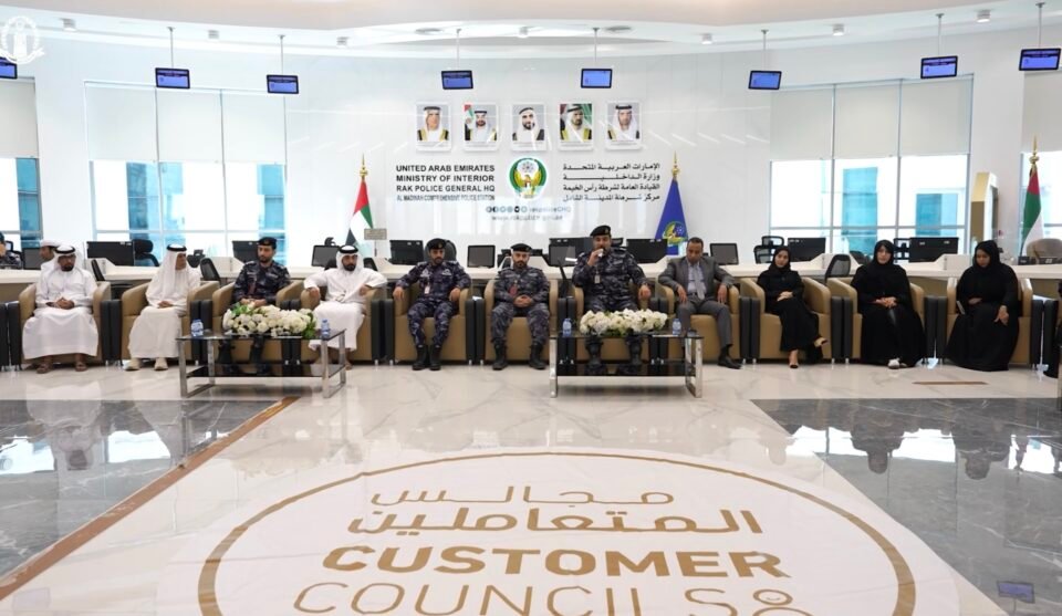 شرطة رأس الخيمة تبحث توظيف الذكاء الاصطناعي لتطوير فتح البلاغات