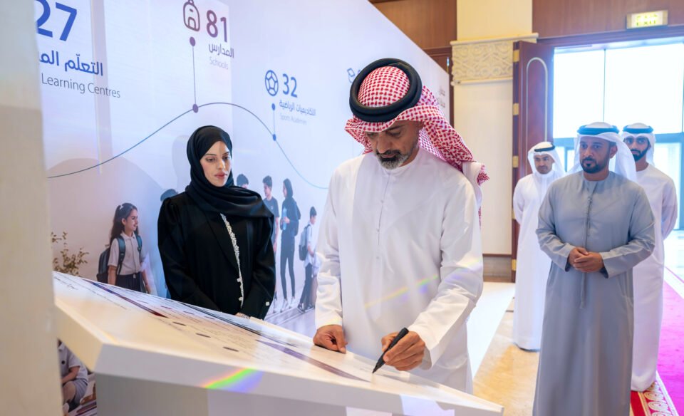 عمار بن حميد يعتمد الإطار الإستراتيجي لـ"التعلم مدى الحياة" ويكرم 3 جامعات بعجمان لتميزها في تصنيف "كيو إس"