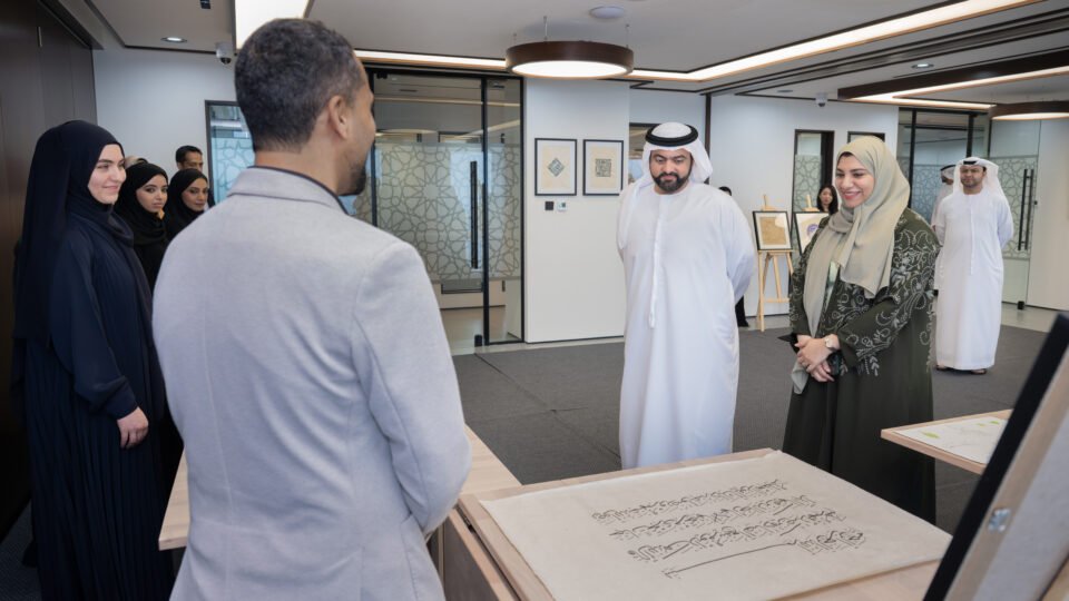 محمد الشرقي يزور معرض الخط والزخرفة ويؤكد أهمية إحياء الفنون الإسلامية